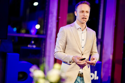 Yereth Jansen speaking on stage